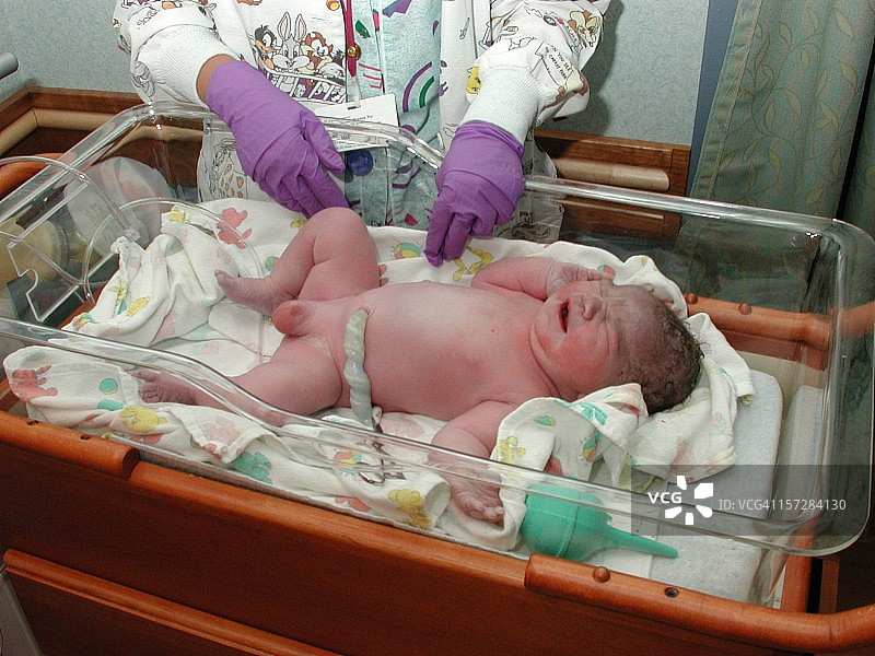 新生男婴图片素材