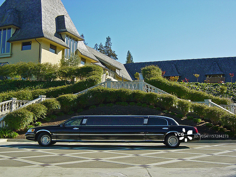 美好生活：豪华轿车与豪宅图片素材