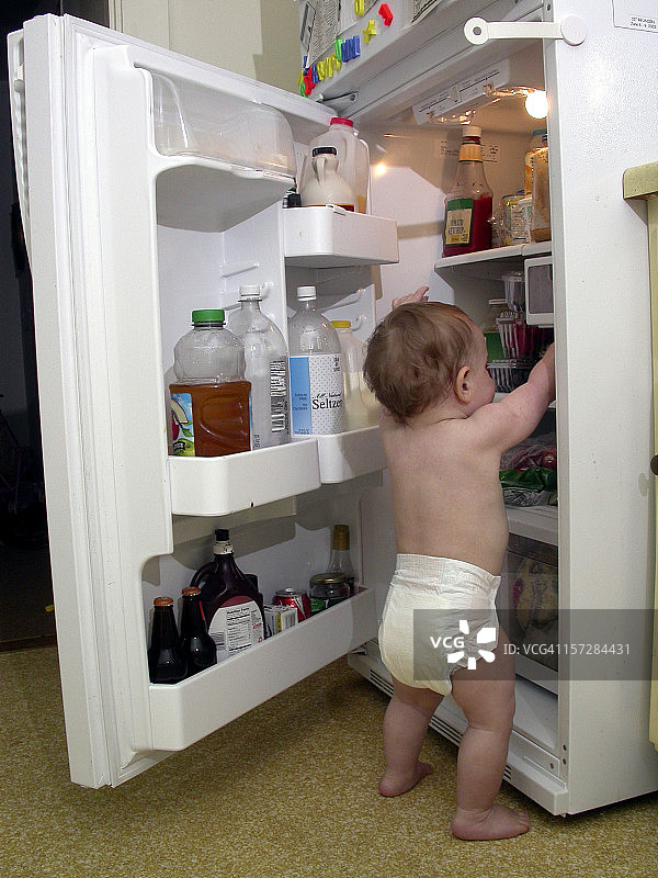 宝宝翻冰箱图片素材