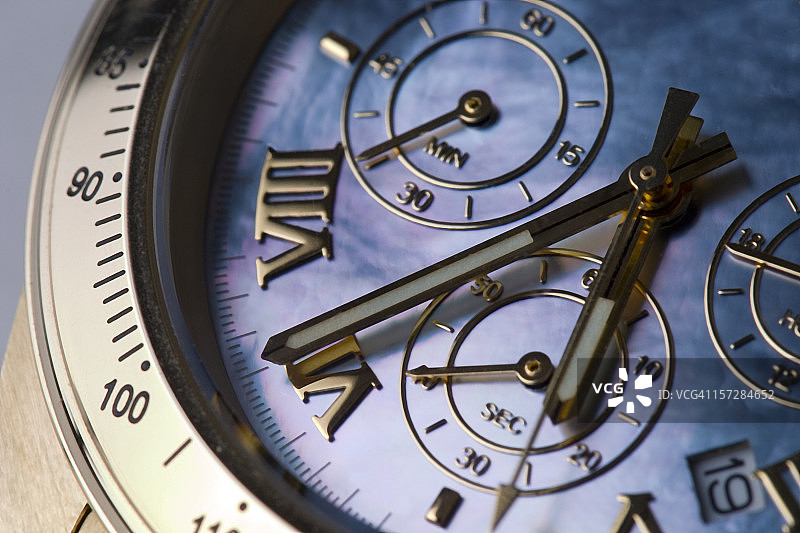 大型黄铜计时器，指针正在移动图片素材