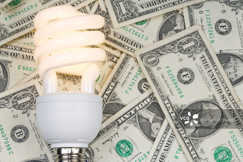 美元背景下的紧凑型荧光灯泡图片素材
