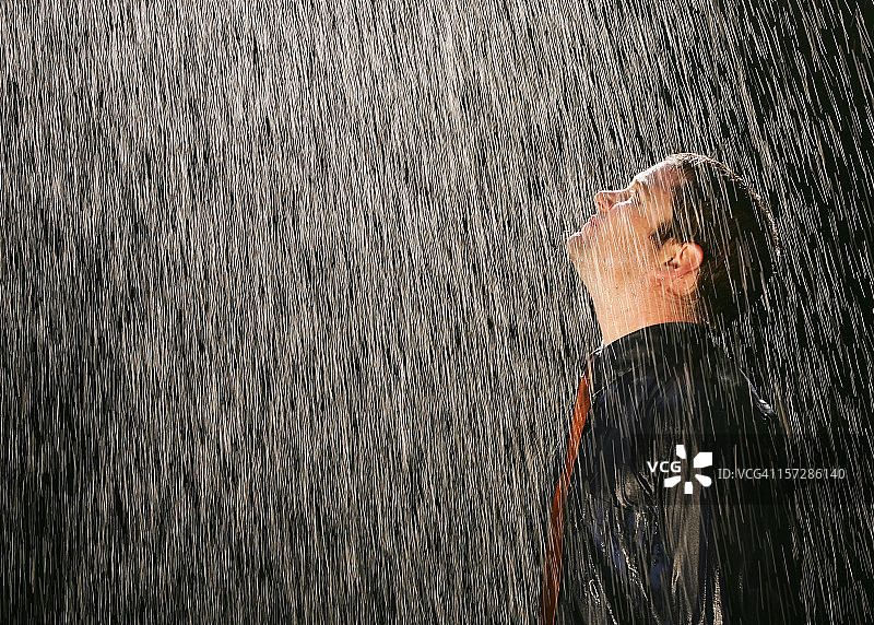雨中的商务人士图片素材