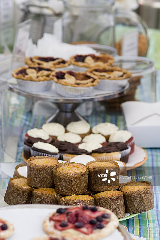 慈善义卖活动中的糕点和纸杯蛋糕图片素材