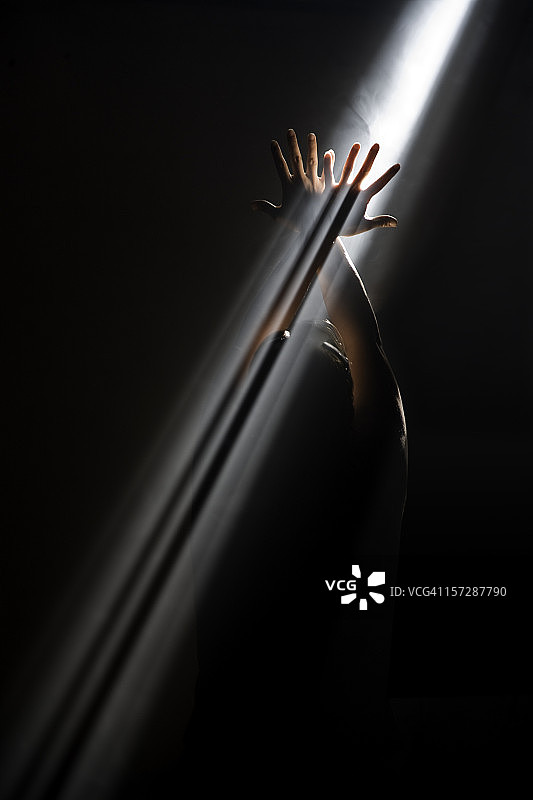 走进光芒图片素材