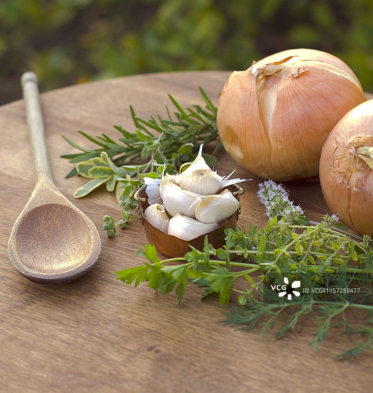 基础烹饪食材：新鲜大蒜、洋葱、迷迭香、鼠尾草和百里香图片素材
