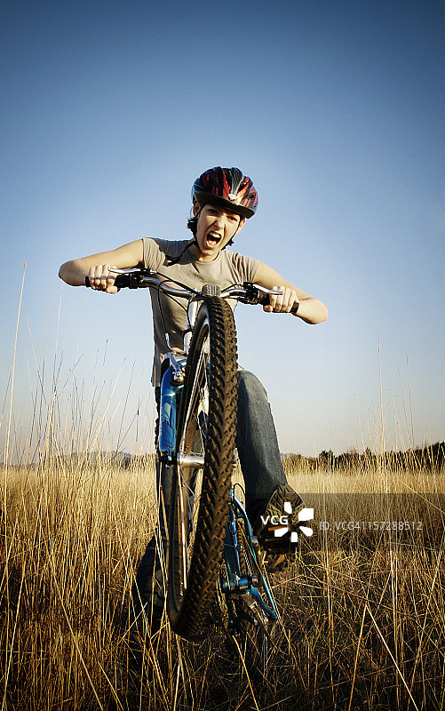 骑山地自行车的年轻女子图片素材