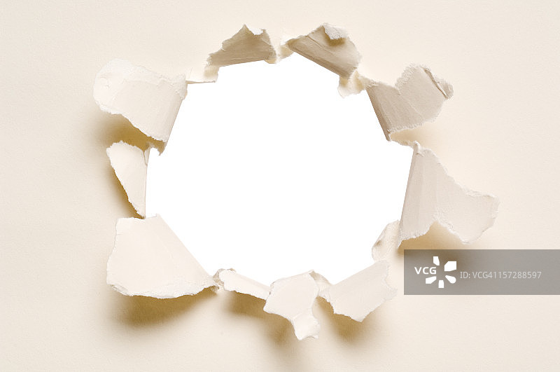 纸上的撕裂孔，已隔离图片素材
