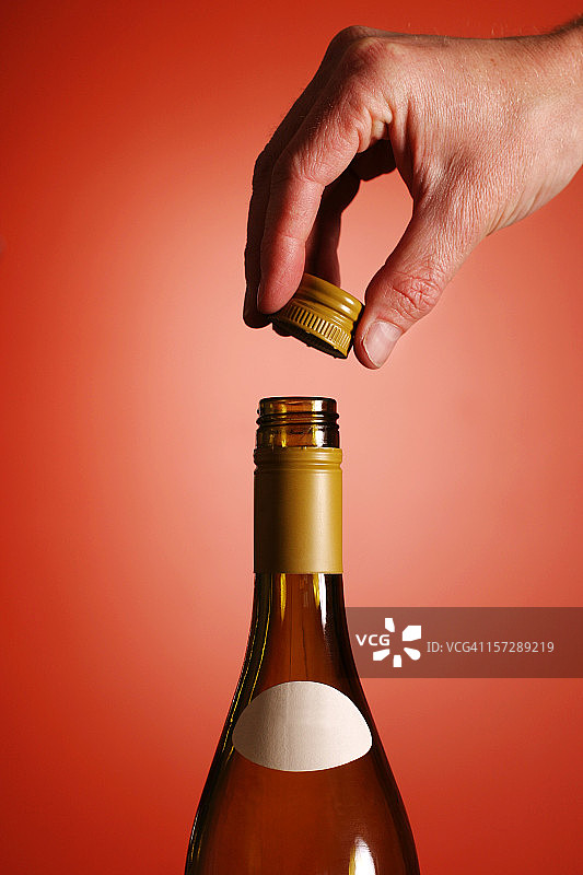开启螺旋盖葡萄酒图片素材