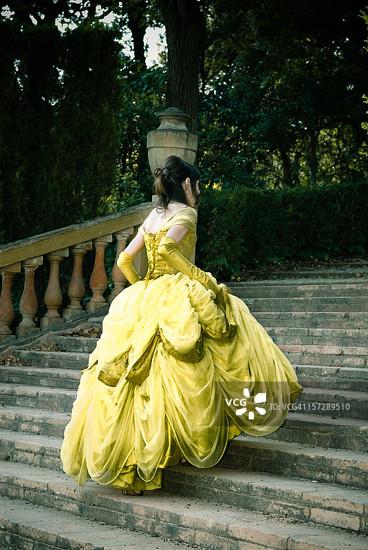 楼梯上的灰姑娘III图片素材