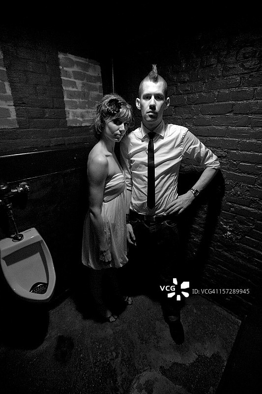 失而复得的情侣黑白肖像图片素材