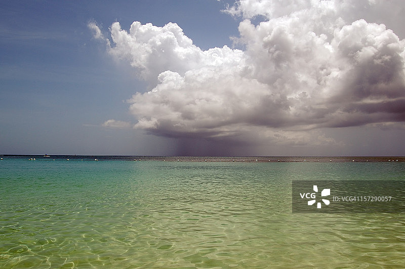洪都拉斯罗阿坦岛的加勒比阳光阵雨图片素材