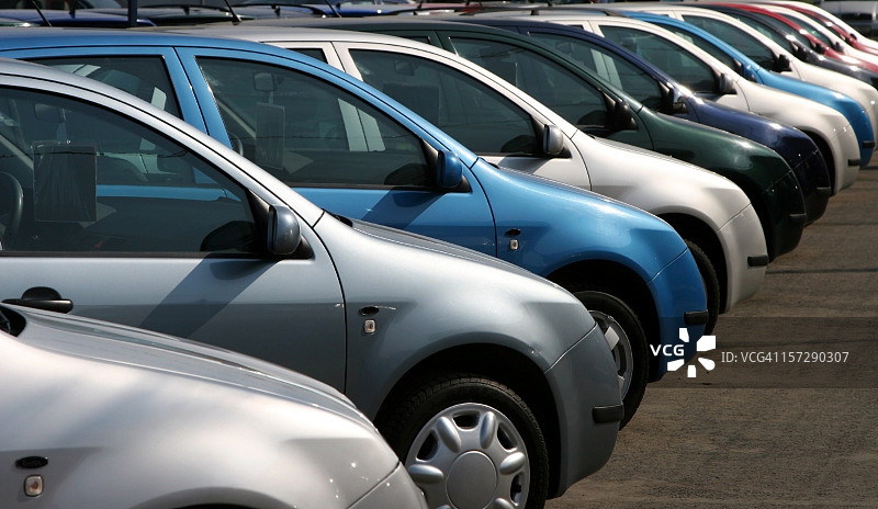 颜色不同的同款汽车排列图片素材