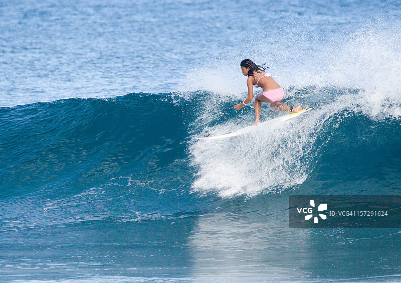 女人独自冲浪图片素材