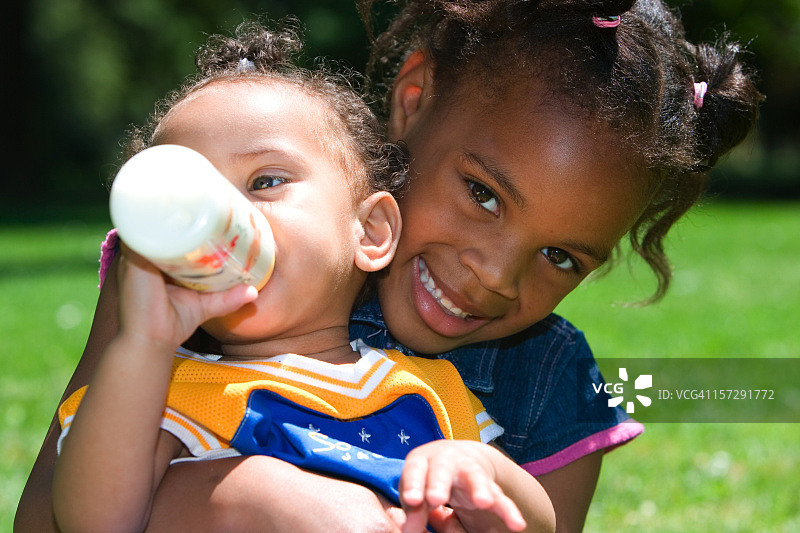 非裔美国女婴姐妹的微笑图片素材