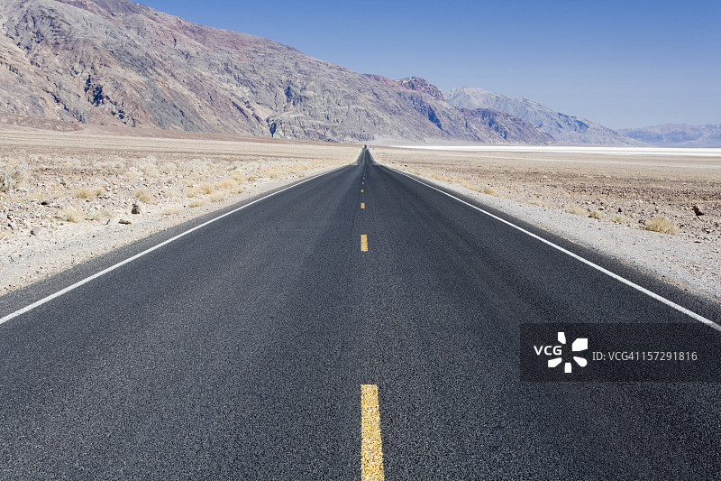 笔直的沙漠公路图片素材