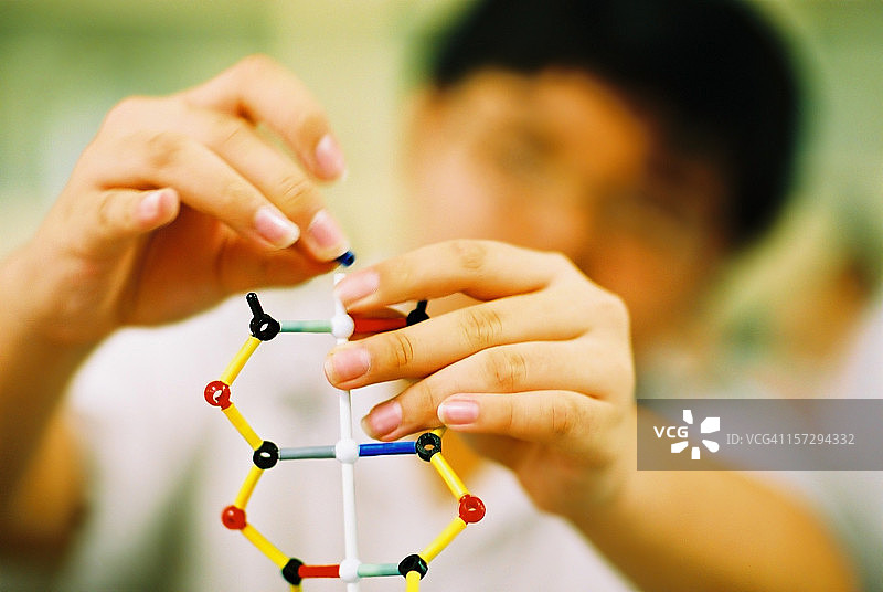 DNA教育：高中生与双螺旋分子模型图片素材