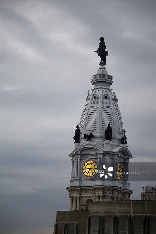 时钟与费城市政厅的威廉·佩恩雕像图片素材