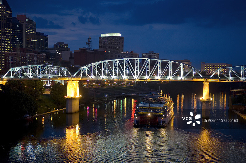 田纳西州纳什维尔的坎伯兰河和游船图片素材