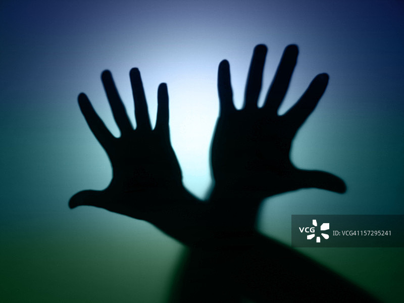 阴影：虚焦的交叉双手图片素材