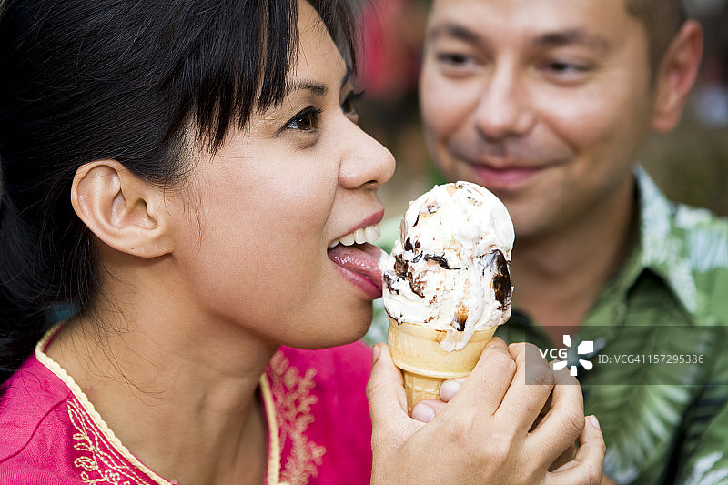 舔冰淇淋图片素材