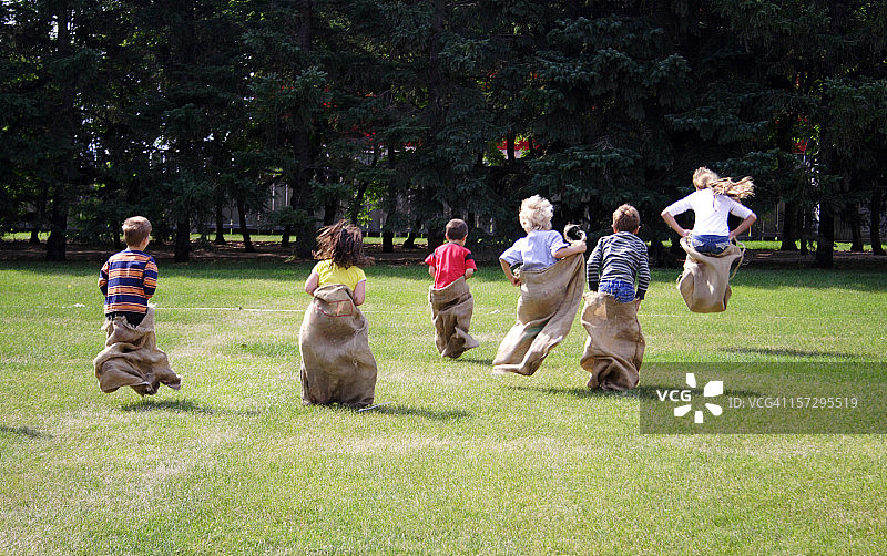 参加麻袋赛跑的儿童图片素材