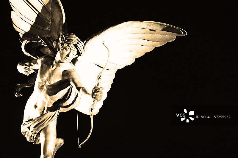 英国伦敦夜晚的厄洛斯雕像图片素材