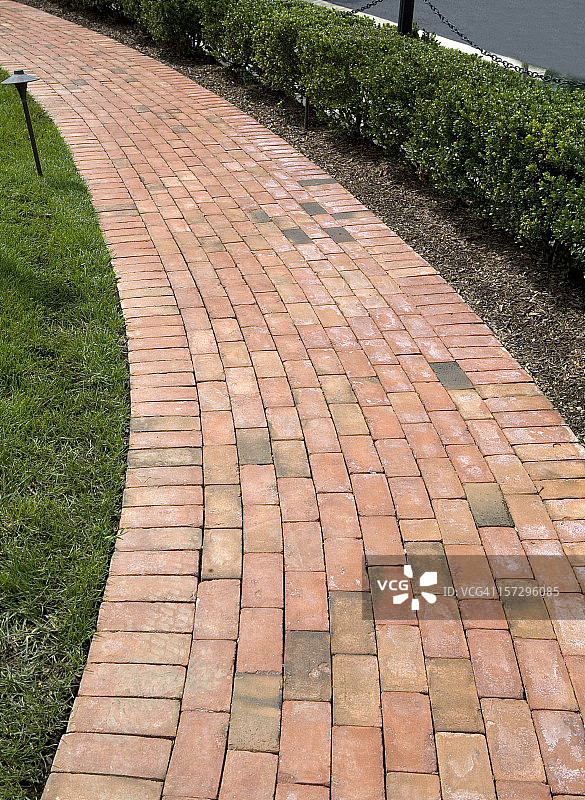郊区的砖砌人行道图片素材