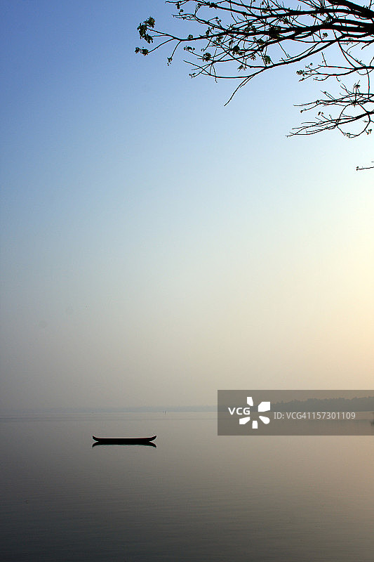 小船和树叶图片素材