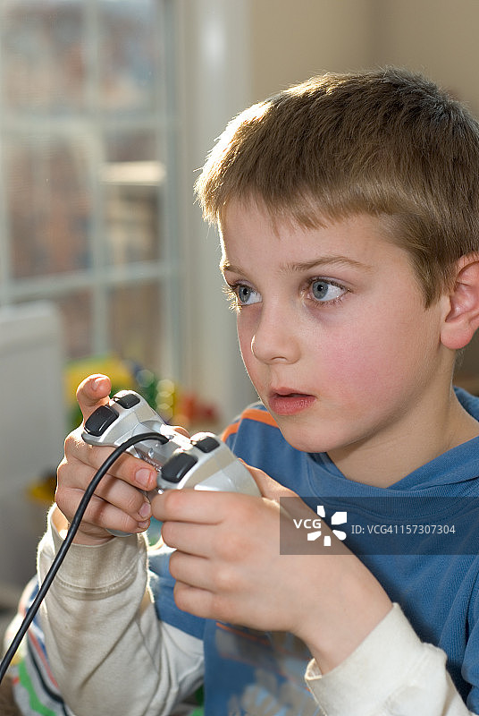 玩电子游戏的男孩图片素材