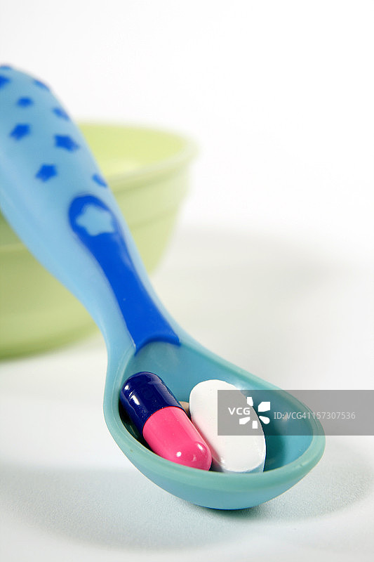 给孩子喂太多药图片素材