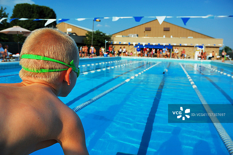 准备在泳池中比赛的年轻游泳运动员图片素材