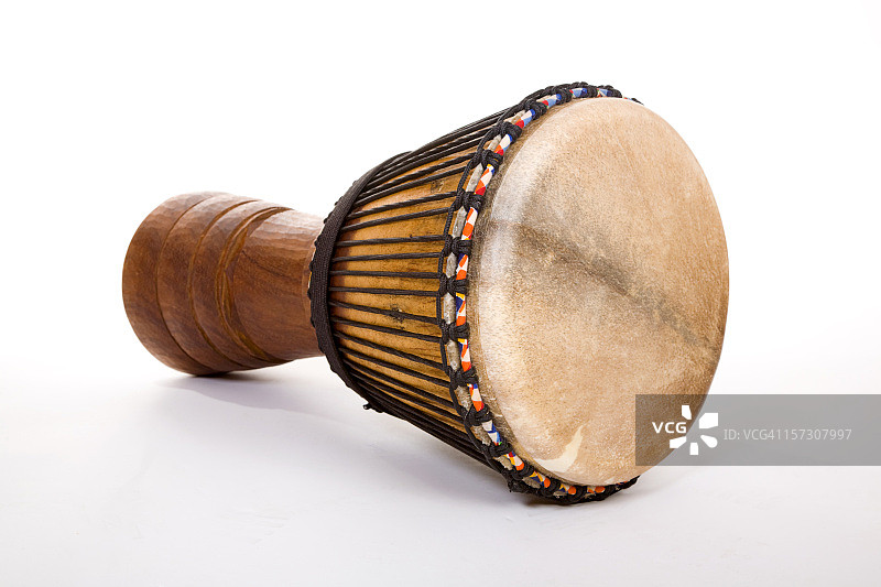 白色背景上的非洲鼓图片素材