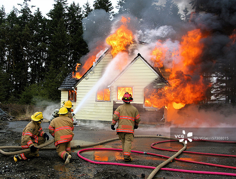 消防员扑灭居民住宅火灾图片素材