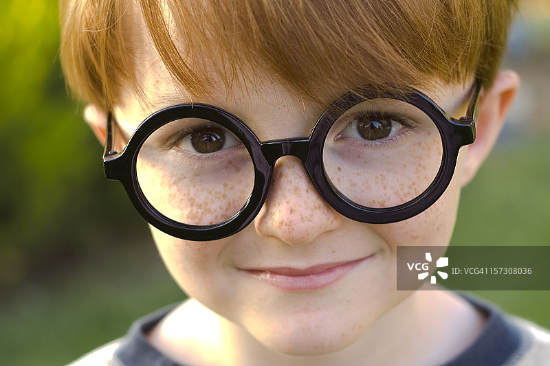 戴着黑框眼镜、穿着万圣节服装的哈利·波特男孩图片素材