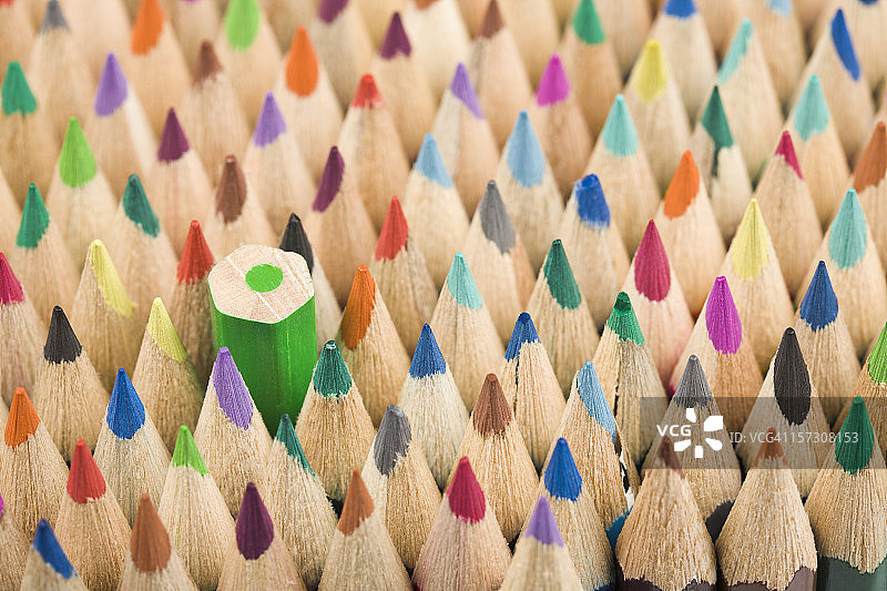 一支倒放的彩色铅笔图片素材