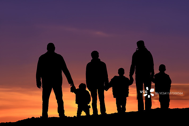 多代同堂的快乐白人家庭手牵手剪影图片素材