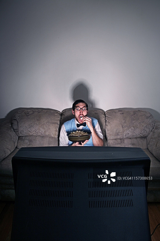 在家看电影的年轻人图片素材