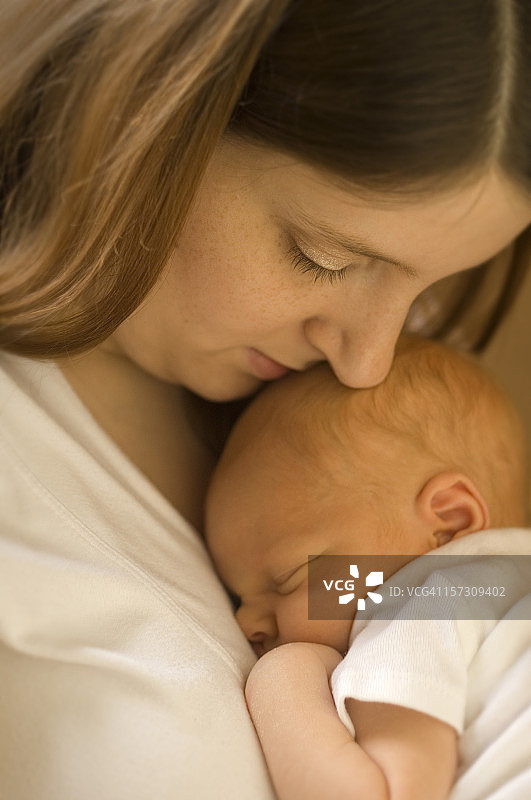 母亲和睡着的男婴图片素材