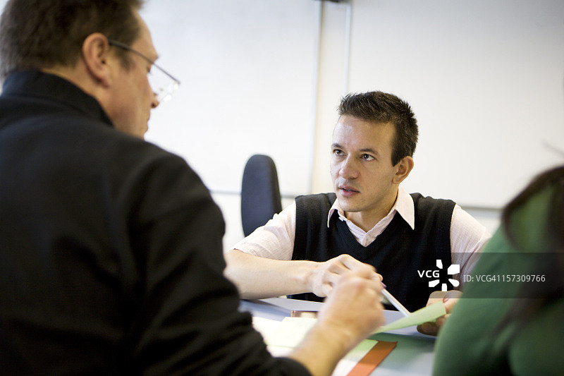 成人教育：老师和学生共同解决问题图片素材