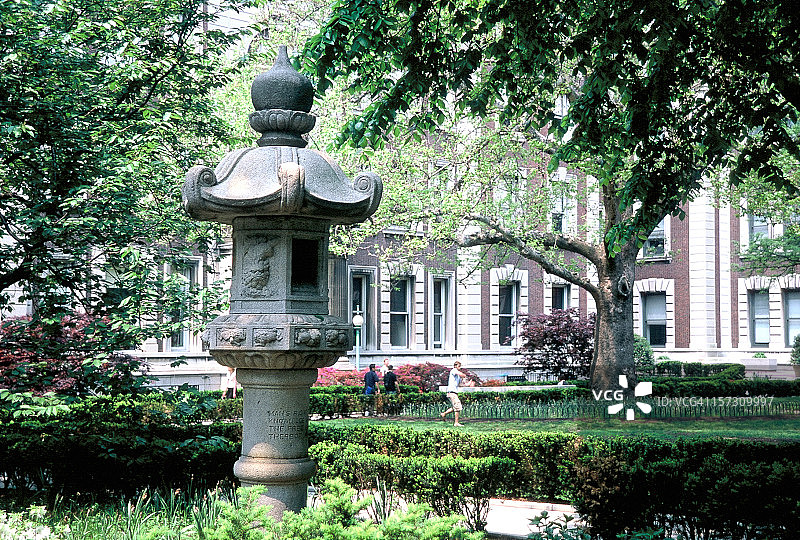 哥伦比亚大学校园内的亚洲风格宝塔图片素材