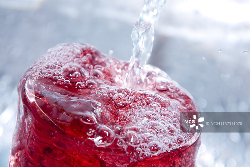 气泡红色饮品特写图片素材