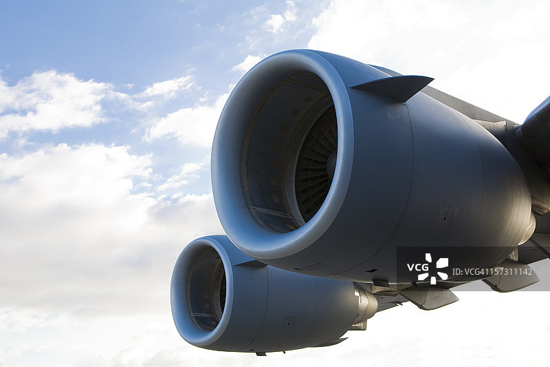 天空中的飞机喷气式螺旋桨图片素材