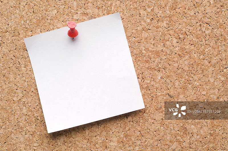 软木上的空白便签图片素材