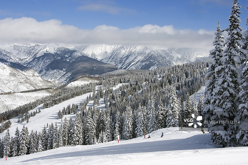 在韦尔亨基多里开始滑雪的滑雪者图片素材
