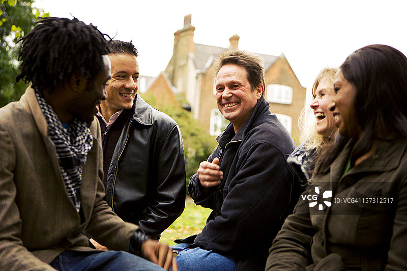 成人教育：成熟的多元化学生一起享受乐趣图片素材