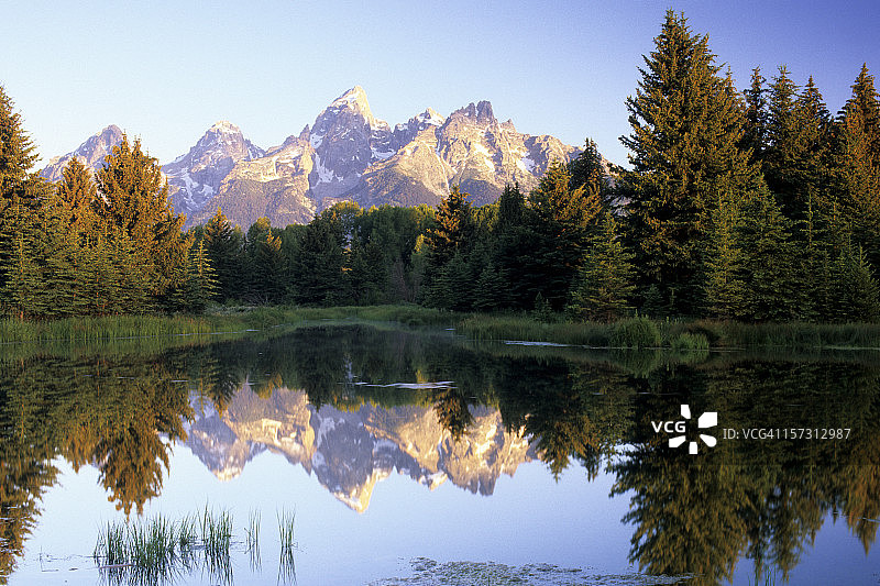 日出时分的提顿倒影图片素材