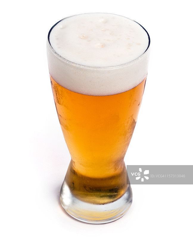 一杯冰镇皮尔森啤酒图片素材