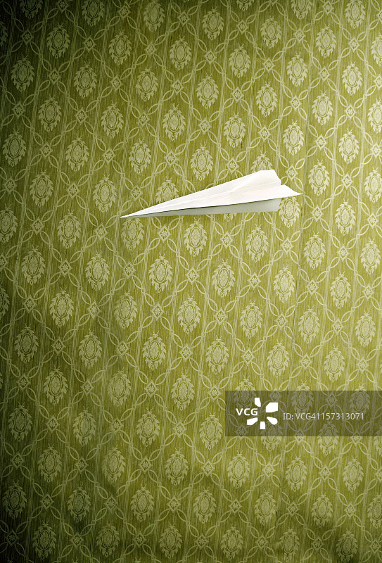 飞行中的纸飞机和复古壁纸图片素材