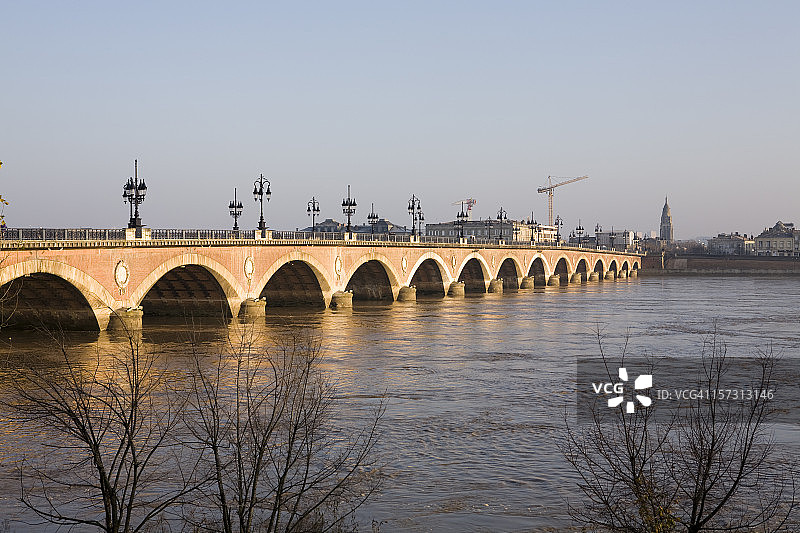 吉伦特河口波尔多桥的日出图片素材