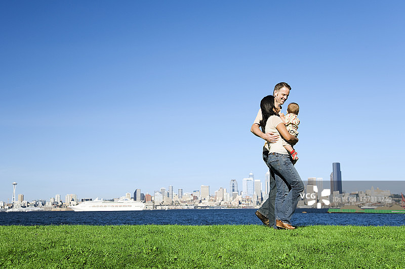 一家人在西雅图公园漫步图片素材